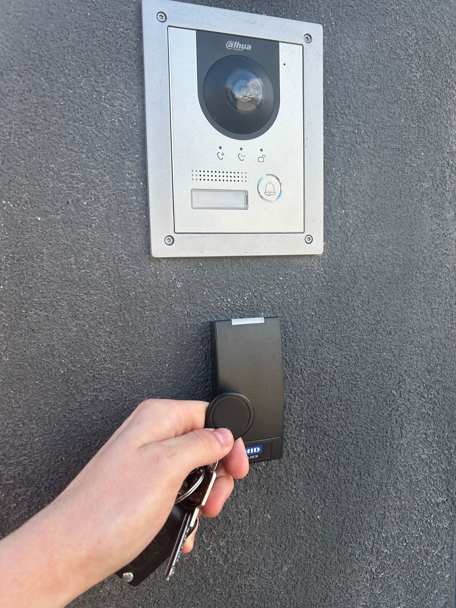 Contr&ocirc;le d'acc&egrave;s avec badge et visiophone Dahua